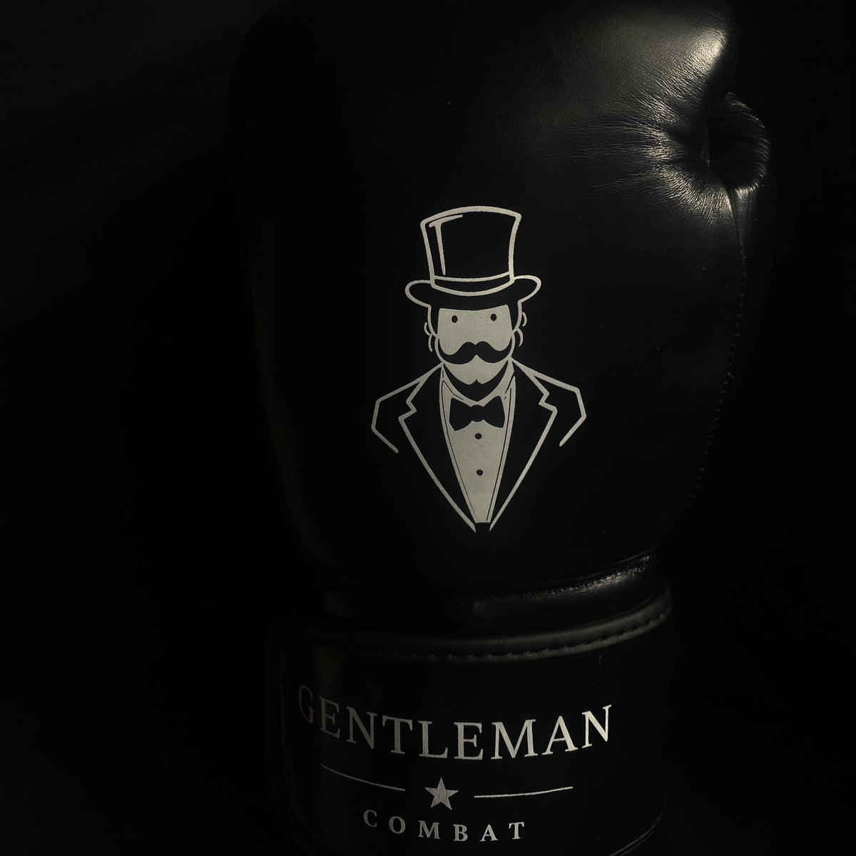 Der Erste Handschuh – Gentleman Combat